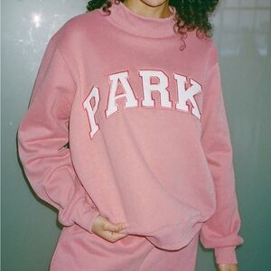 PARKE Varsity Mockneck. Bubblegum & White.